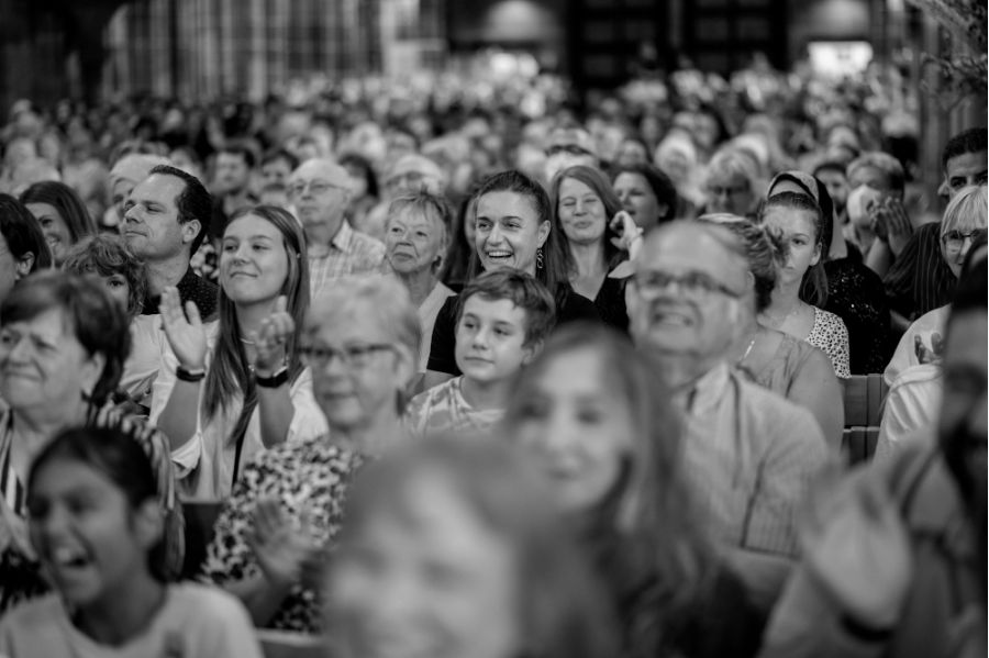 Schwarz-Weiß Foto vom Einlass in ein Konzert des Musikfests ION